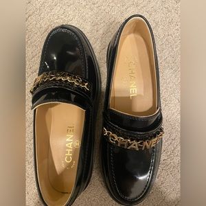 Sold! 🥳 Brand new Chanel loafers! Size 37.5. Black & gold.